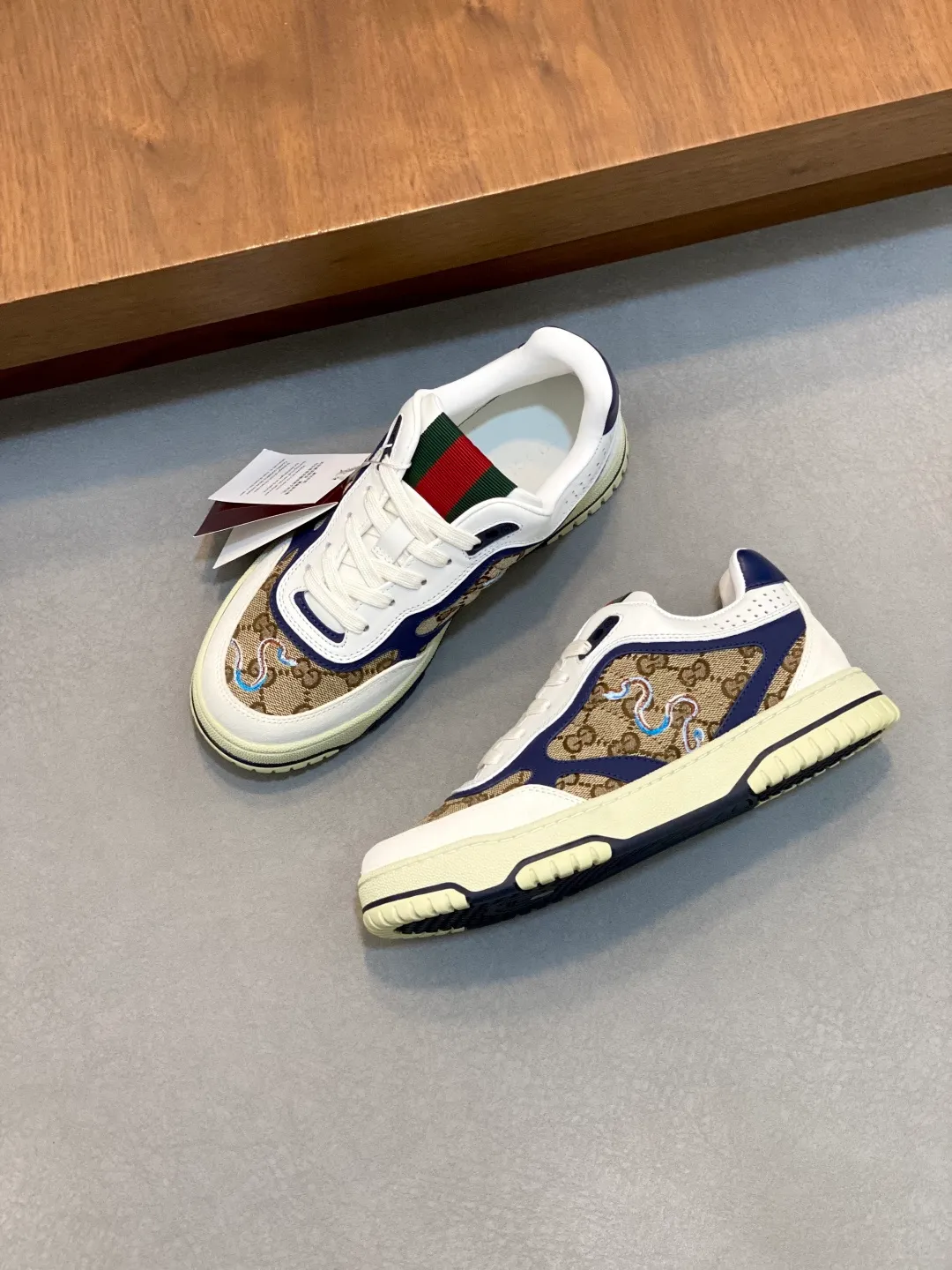 Men's Shoes 💰660 𝐆𝐮𝐜𝐜𝐢 𝐑𝐞-𝐖𝐞𝐛 As the first sneaker created by Sabato De Sarno for Gucci, the Re-Web series reinterprets the brand's classic stripes and sets off the modern silhouette design with bold and unique details. These shoes are crafted from white leather. This new sneaker is ingeniously decorated with many of the brand's classic details, and is equipped with a bright red and green webbing tongue, which will make people fall in love at first sight. White leather treated with a special process for softness and luster, with an embossed grainy texture. Script Gucci logo and interlocking G web label with Interlocking G and script Gucci logo. Rubber outsole with interlocking G detail eyelets. Web tongue. Size: 39-44 (customized for sizes 38 and 45)